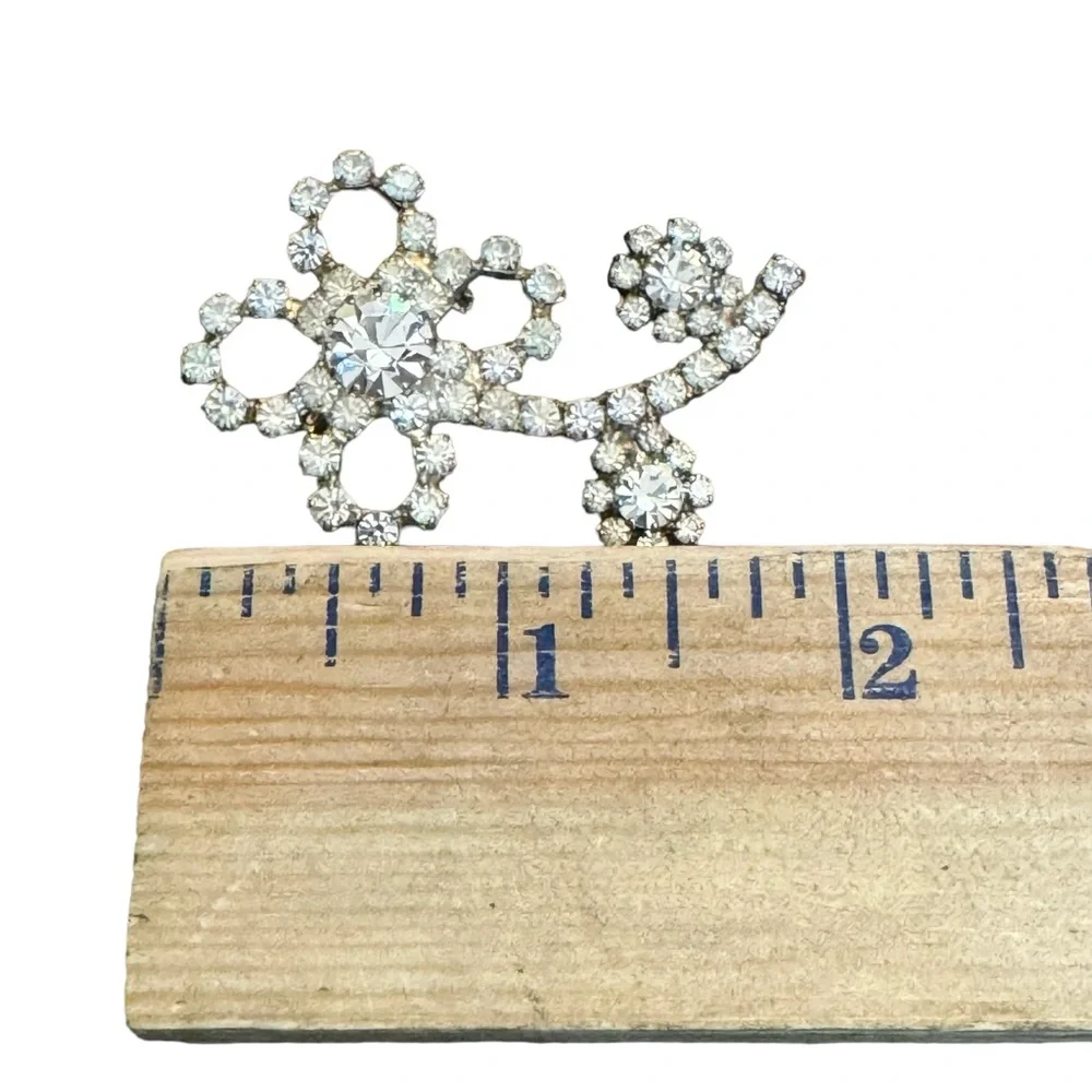 Pretty Vintage Diamanté Flower Brooch Silver Tone